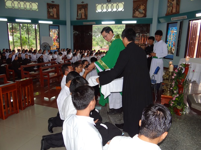 Thánh lễ trao tu phục và huy hiệu của tu đoàn Nam Bác Ái Xã Hội cho mười bốn anh em tân tập sinh
