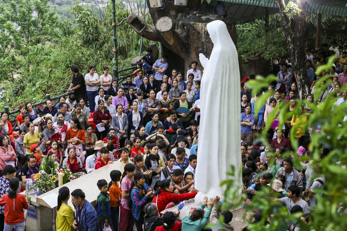 Hành Hương Bên Mẹ Tàpao Tháng Năm