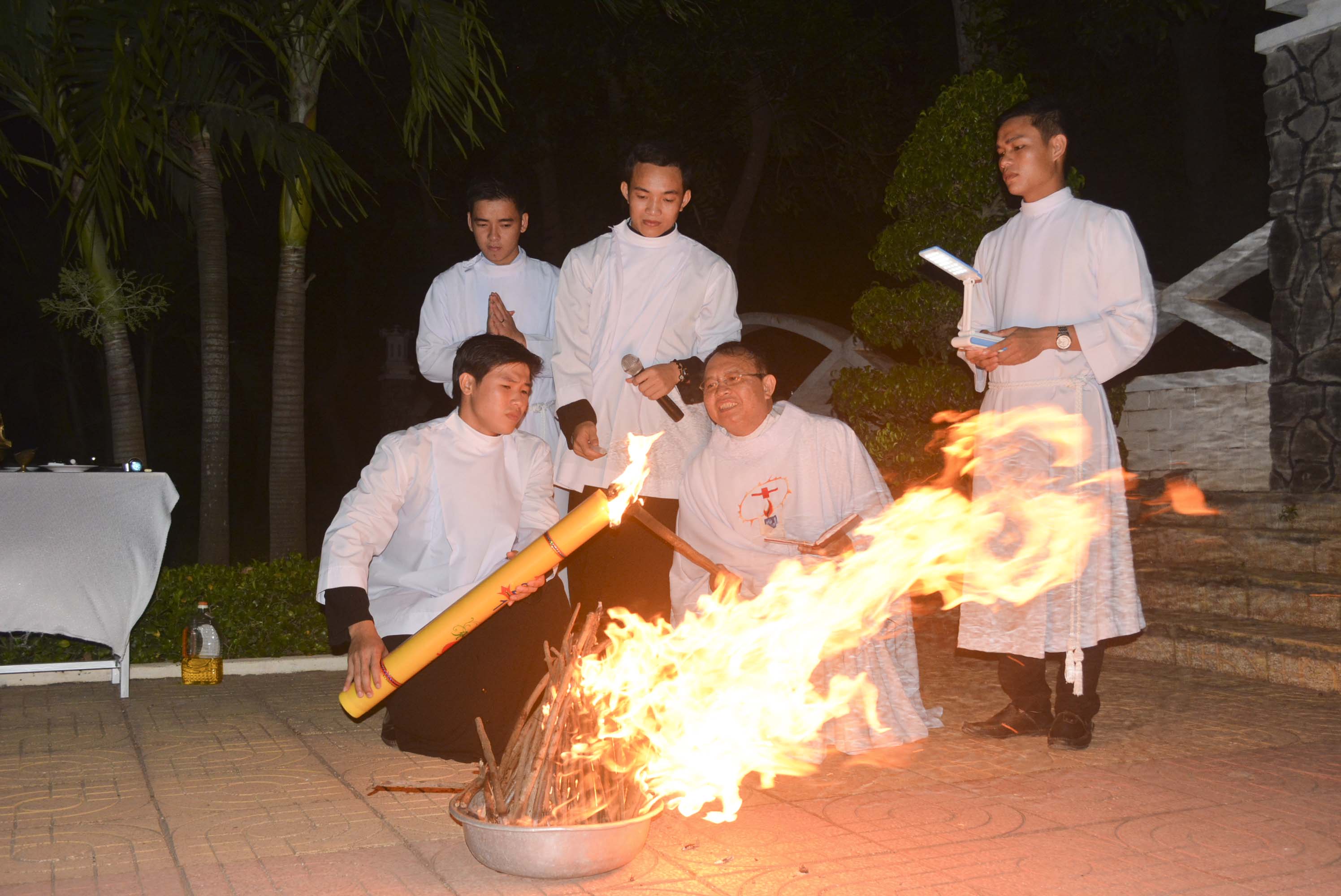 Lễ Chúa Phục Sinh: Phương Pháp Luận Trong Ngôi Mộ Trống