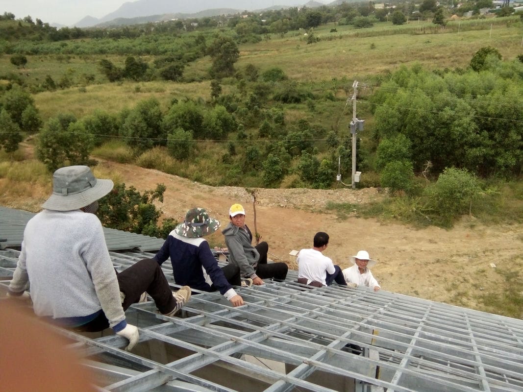 Chuyển Ngói Lên Mái Hiên Nhà Nguyện Ngày 30.11.2016