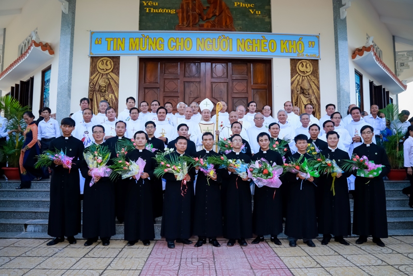 Thánh Lễ Khấn Dòng Tu Đoàn Nam Bác Ái Xã Hội - Giáo Phận Phan Thiết